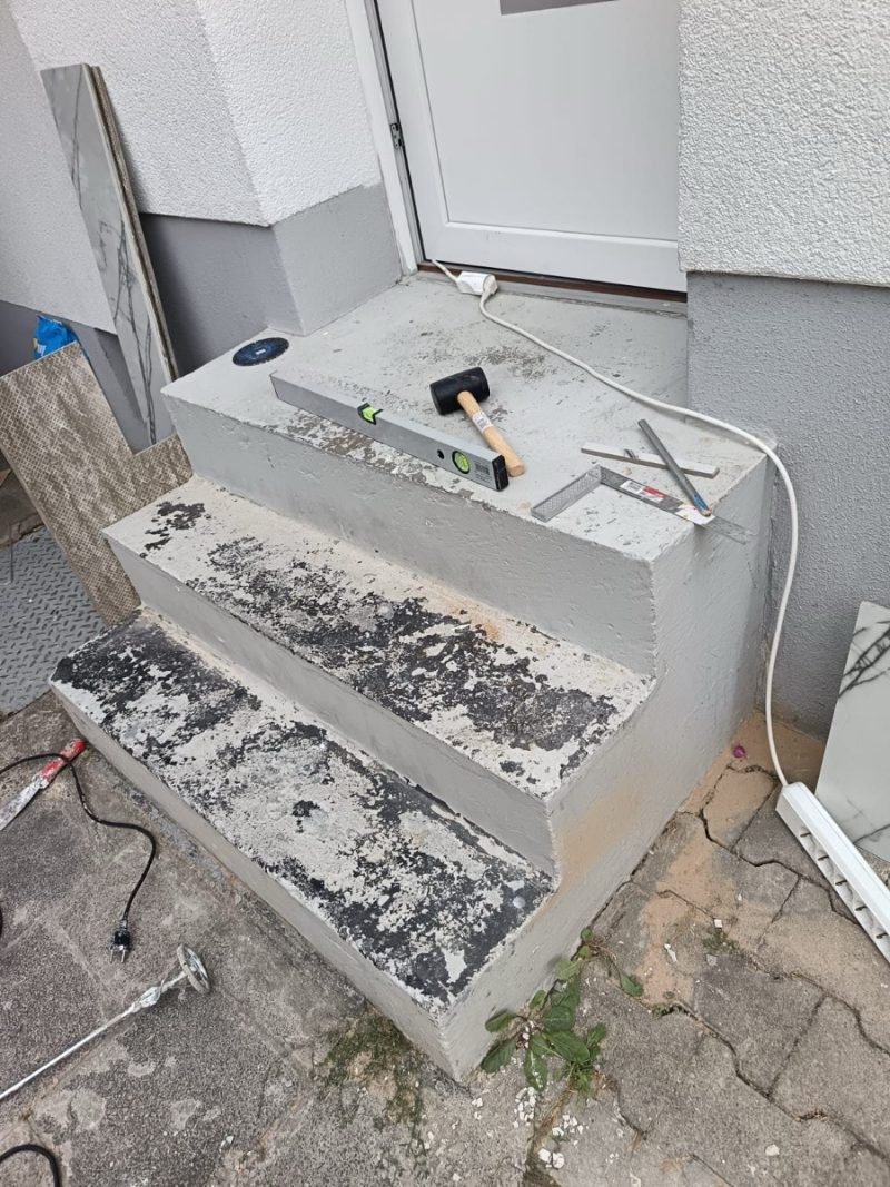 Eingangstreppe vor der Aufarbeitung
